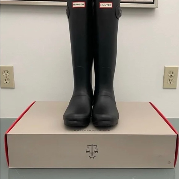 BRAND NEW IN BOX Hunter Boots
Women’s Original Adjustable Tall Rain Boot - Picture 2 of 7